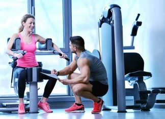 Fitness sektöründe yaşanan teknolojik gelişmeler, eğitim modellerini de önemli ölçüde değiştirmeye başladı. Geleneksel öğrenme yöntemlerinin yanında dijital platformların yaygınlaşması, fitness antrenörlüğü alanında yeni fırsatlar ortaya çıkarıyor. Online kurslar, video eğitimler, canlı dersler ve dijital takip sistemleri sayesinde antrenör adayları bilgiye daha hızlı ve kolay şekilde ulaşabiliyor. Konulu bir haber görseli.