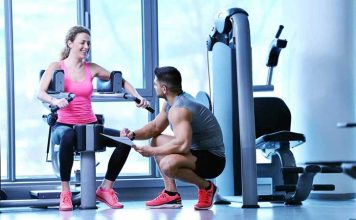 Dijital Eğitimler Fitness Antrenörlüğünü Dönüştürüyor Fitness sektöründe yaşanan teknolojik gelişmeler, eğitim modellerini de önemli ölçüde değiştirmeye başladı. Geleneksel öğrenme yöntemlerinin yanında dijital platformların yaygınlaşması, fitness antrenörlüğü alanında yeni fırsatlar ortaya çıkarıyor. Online kurslar, video eğitimler, canlı dersler ve dijital takip sistemleri sayesinde antrenör adayları bilgiye daha hızlı ve kolay şekilde ulaşabiliyor. Konulu bir haber görseli.