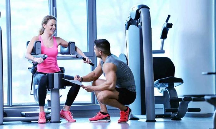 Fitness sektöründe yaşanan teknolojik gelişmeler, eğitim modellerini de önemli ölçüde değiştirmeye başladı. Geleneksel öğrenme yöntemlerinin yanında dijital platformların yaygınlaşması, fitness antrenörlüğü alanında yeni fırsatlar ortaya çıkarıyor. Online kurslar, video eğitimler, canlı dersler ve dijital takip sistemleri sayesinde antrenör adayları bilgiye daha hızlı ve kolay şekilde ulaşabiliyor. Konulu bir haber görseli.