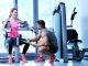 Dijital Eğitimler Fitness Antrenörlüğünü Dönüştürüyor Fitness sektöründe yaşanan teknolojik gelişmeler, eğitim modellerini de önemli ölçüde değiştirmeye başladı. Geleneksel öğrenme yöntemlerinin yanında dijital platformların yaygınlaşması, fitness antrenörlüğü alanında yeni fırsatlar ortaya çıkarıyor. Online kurslar, video eğitimler, canlı dersler ve dijital takip sistemleri sayesinde antrenör adayları bilgiye daha hızlı ve kolay şekilde ulaşabiliyor. Konulu bir haber görseli.