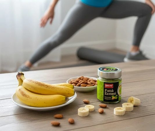 Fitness dünyasında sağlıklı yaşam ve dengeli beslenme anlayışının yaygınlaşmasıyla birlikte doğal içeriklere sahip takviye ürünlerine olan ilgi de artıyor. Düzenli antrenman yapan bireyler, performanslarını desteklemek, toparlanma süreçlerini iyileştirmek ve günlük beslenmelerini tamamlamak amacıyla farklı ürünleri değerlendiriyor. Bu noktada doğal supplementler, sentetik içeriklerden uzak durmayı tercih eden kullanıcılar için öne çıkan seçeneklerden biri olarak dikkat çekiyor. Konulu bir haber görseli.