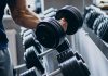 Fitness hedeflerine ulaşmak isteyen sporcular için yalnızca yoğun çalışmak yeterli değildir. Başarıya ulaşmanın temelinde, kişiye uygun hazırlanan bir antrenman programı yer alır. Bilinçli şekilde oluşturulan programlar kas gelişimini desteklerken aynı zamanda sakatlık riskini azaltır, dayanıklılığı artırır ve motivasyonun korunmasına katkı sağlar. Plansız yapılan egzersizler ise kısa vadede yorucu görünse de uzun vadede gelişimin yavaşlamasına neden olabilir. Konulu bir haber görseli.