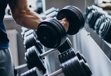 Fitness hedeflerine ulaşmak isteyen sporcular için yalnızca yoğun çalışmak yeterli değildir. Başarıya ulaşmanın temelinde, kişiye uygun hazırlanan bir antrenman programı yer alır. Bilinçli şekilde oluşturulan programlar kas gelişimini desteklerken aynı zamanda sakatlık riskini azaltır, dayanıklılığı artırır ve motivasyonun korunmasına katkı sağlar. Plansız yapılan egzersizler ise kısa vadede yorucu görünse de uzun vadede gelişimin yavaşlamasına neden olabilir. Konulu bir haber görseli.