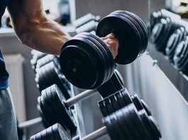 Fitness hedeflerine ulaşmak isteyen sporcular için yalnızca yoğun çalışmak yeterli değildir. Başarıya ulaşmanın temelinde, kişiye uygun hazırlanan bir antrenman programı yer alır. Bilinçli şekilde oluşturulan programlar kas gelişimini desteklerken aynı zamanda sakatlık riskini azaltır, dayanıklılığı artırır ve motivasyonun korunmasına katkı sağlar. Plansız yapılan egzersizler ise kısa vadede yorucu görünse de uzun vadede gelişimin yavaşlamasına neden olabilir. Konulu bir haber görseli.