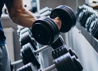Doğru Antrenman Programı Fitness Performansını Nasıl Artırır? Fitness hedeflerine ulaşmak isteyen sporcular için yalnızca yoğun çalışmak yeterli değildir. Başarıya ulaşmanın temelinde, kişiye uygun hazırlanan bir antrenman programı yer alır. Bilinçli şekilde oluşturulan programlar kas gelişimini desteklerken aynı zamanda sakatlık riskini azaltır, dayanıklılığı artırır ve motivasyonun korunmasına katkı sağlar. Plansız yapılan egzersizler ise kısa vadede yorucu görünse de uzun vadede gelişimin yavaşlamasına neden olabilir. Konulu bir haber görseli.