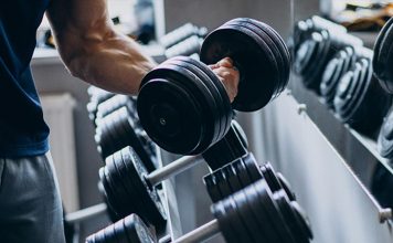 Doğru Antrenman Programı Fitness Performansını Nasıl Artırır? Fitness hedeflerine ulaşmak isteyen sporcular için yalnızca yoğun çalışmak yeterli değildir. Başarıya ulaşmanın temelinde, kişiye uygun hazırlanan bir antrenman programı yer alır. Bilinçli şekilde oluşturulan programlar kas gelişimini desteklerken aynı zamanda sakatlık riskini azaltır, dayanıklılığı artırır ve motivasyonun korunmasına katkı sağlar. Plansız yapılan egzersizler ise kısa vadede yorucu görünse de uzun vadede gelişimin yavaşlamasına neden olabilir. Konulu bir haber görseli.