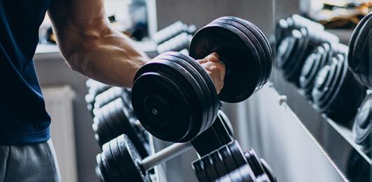 Doğru Antrenman Programı Fitness Performansını Nasıl Artırır? Fitness hedeflerine ulaşmak isteyen sporcular için yalnızca yoğun çalışmak yeterli değildir. Başarıya ulaşmanın temelinde, kişiye uygun hazırlanan bir antrenman programı yer alır. Bilinçli şekilde oluşturulan programlar kas gelişimini desteklerken aynı zamanda sakatlık riskini azaltır, dayanıklılığı artırır ve motivasyonun korunmasına katkı sağlar. Plansız yapılan egzersizler ise kısa vadede yorucu görünse de uzun vadede gelişimin yavaşlamasına neden olabilir. Konulu bir haber görseli.