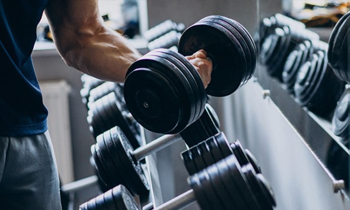Fitness hedeflerine ulaşmak isteyen sporcular için yalnızca yoğun çalışmak yeterli değildir. Başarıya ulaşmanın temelinde, kişiye uygun hazırlanan bir antrenman programı yer alır. Bilinçli şekilde oluşturulan programlar kas gelişimini desteklerken aynı zamanda sakatlık riskini azaltır, dayanıklılığı artırır ve motivasyonun korunmasına katkı sağlar. Plansız yapılan egzersizler ise kısa vadede yorucu görünse de uzun vadede gelişimin yavaşlamasına neden olabilir. Konulu bir haber görseli.