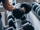 Doğru Antrenman Programı Fitness Performansını Nasıl Artırır? Fitness hedeflerine ulaşmak isteyen sporcular için yalnızca yoğun çalışmak yeterli değildir. Başarıya ulaşmanın temelinde, kişiye uygun hazırlanan bir antrenman programı yer alır. Bilinçli şekilde oluşturulan programlar kas gelişimini desteklerken aynı zamanda sakatlık riskini azaltır, dayanıklılığı artırır ve motivasyonun korunmasına katkı sağlar. Plansız yapılan egzersizler ise kısa vadede yorucu görünse de uzun vadede gelişimin yavaşlamasına neden olabilir. Konulu bir haber görseli.