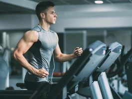 Düzenli Kardiyo Fitness Hedeflerine Ulaşmayı Kolaylaştırıyor Fitness yolculuğunda başarılı sonuçlar elde etmek isteyen bireyler için kardiyo antrenmanları önemli bir yere sahip olmaya devam ediyor. Düzenli olarak uygulanan kardiyo çalışmaları yalnızca kalori yakımını desteklemekle kalmıyor, aynı zamanda kalp ve damar sağlığını güçlendiriyor, dayanıklılığı artırıyor ve genel yaşam kalitesini olumlu yönde etkiliyor. Uzmanlar, kuvvet antrenmanlarıyla birlikte planlanan kardiyo egzersizlerinin daha dengeli ve sürdürülebilir bir gelişim sağladığını vurguluyor. Konulu bir haber görseli.