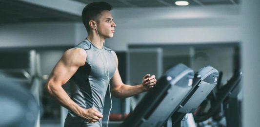 Düzenli Kardiyo Fitness Hedeflerine Ulaşmayı Kolaylaştırıyor Fitness yolculuğunda başarılı sonuçlar elde etmek isteyen bireyler için kardiyo antrenmanları önemli bir yere sahip olmaya devam ediyor. Düzenli olarak uygulanan kardiyo çalışmaları yalnızca kalori yakımını desteklemekle kalmıyor, aynı zamanda kalp ve damar sağlığını güçlendiriyor, dayanıklılığı artırıyor ve genel yaşam kalitesini olumlu yönde etkiliyor. Uzmanlar, kuvvet antrenmanlarıyla birlikte planlanan kardiyo egzersizlerinin daha dengeli ve sürdürülebilir bir gelişim sağladığını vurguluyor. Konulu bir haber görseli.