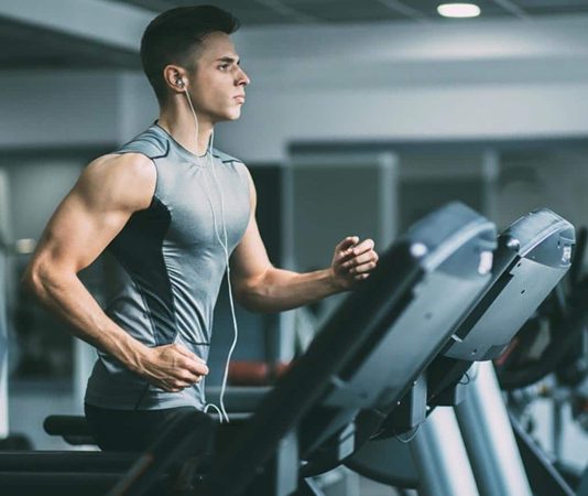 Fitness yolculuğunda başarılı sonuçlar elde etmek isteyen bireyler için kardiyo antrenmanları önemli bir yere sahip olmaya devam ediyor. Düzenli olarak uygulanan kardiyo çalışmaları yalnızca kalori yakımını desteklemekle kalmıyor, aynı zamanda kalp ve damar sağlığını güçlendiriyor, dayanıklılığı artırıyor ve genel yaşam kalitesini olumlu yönde etkiliyor. Uzmanlar, kuvvet antrenmanlarıyla birlikte planlanan kardiyo egzersizlerinin daha dengeli ve sürdürülebilir bir gelişim sağladığını vurguluyor. Konulu bir haber görseli.