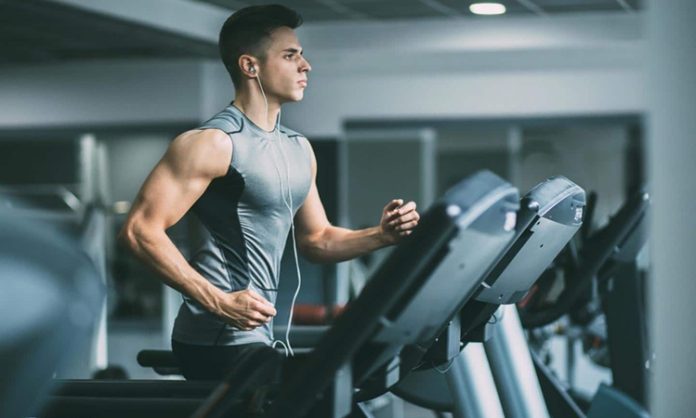 Fitness yolculuğunda başarılı sonuçlar elde etmek isteyen bireyler için kardiyo antrenmanları önemli bir yere sahip olmaya devam ediyor. Düzenli olarak uygulanan kardiyo çalışmaları yalnızca kalori yakımını desteklemekle kalmıyor, aynı zamanda kalp ve damar sağlığını güçlendiriyor, dayanıklılığı artırıyor ve genel yaşam kalitesini olumlu yönde etkiliyor. Uzmanlar, kuvvet antrenmanlarıyla birlikte planlanan kardiyo egzersizlerinin daha dengeli ve sürdürülebilir bir gelişim sağladığını vurguluyor. Konulu bir haber görseli.