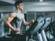 Düzenli Kardiyo Fitness Hedeflerine Ulaşmayı Kolaylaştırıyor Fitness yolculuğunda başarılı sonuçlar elde etmek isteyen bireyler için kardiyo antrenmanları önemli bir yere sahip olmaya devam ediyor. Düzenli olarak uygulanan kardiyo çalışmaları yalnızca kalori yakımını desteklemekle kalmıyor, aynı zamanda kalp ve damar sağlığını güçlendiriyor, dayanıklılığı artırıyor ve genel yaşam kalitesini olumlu yönde etkiliyor. Uzmanlar, kuvvet antrenmanlarıyla birlikte planlanan kardiyo egzersizlerinin daha dengeli ve sürdürülebilir bir gelişim sağladığını vurguluyor. Konulu bir haber görseli.