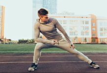 Esneme hareketleri, fitness dünyasında uzun yıllardır antrenmanların tamamlayıcı bir parçası olarak görülüyor. Günümüzde ise yalnızca spor öncesi birkaç dakikalık hazırlık hareketi olmaktan çıkıp performans, hareket kabiliyeti ve toparlanma süreçlerinin önemli bir unsuru haline geldi. Uzmanlar, düzenli esneme hareketleri yapan sporcuların kaslarını daha verimli kullandığını, sakatlık riskini azaltabildiğini ve antrenman kalitesini artırabildiğini belirtiyor. Konulu bir haber görseli.