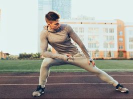 Esneme Hareketleri Fitness Performansını Destekliyor Esneme hareketleri, fitness dünyasında uzun yıllardır antrenmanların tamamlayıcı bir parçası olarak görülüyor. Günümüzde ise yalnızca spor öncesi birkaç dakikalık hazırlık hareketi olmaktan çıkıp performans, hareket kabiliyeti ve toparlanma süreçlerinin önemli bir unsuru haline geldi. Uzmanlar, düzenli esneme hareketleri yapan sporcuların kaslarını daha verimli kullandığını, sakatlık riskini azaltabildiğini ve antrenman kalitesini artırabildiğini belirtiyor. Konulu bir haber görseli.