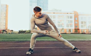 Esneme Hareketleri Fitness Performansını Destekliyor Esneme hareketleri, fitness dünyasında uzun yıllardır antrenmanların tamamlayıcı bir parçası olarak görülüyor. Günümüzde ise yalnızca spor öncesi birkaç dakikalık hazırlık hareketi olmaktan çıkıp performans, hareket kabiliyeti ve toparlanma süreçlerinin önemli bir unsuru haline geldi. Uzmanlar, düzenli esneme hareketleri yapan sporcuların kaslarını daha verimli kullandığını, sakatlık riskini azaltabildiğini ve antrenman kalitesini artırabildiğini belirtiyor. Konulu bir haber görseli.
