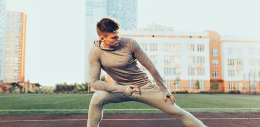 Esneme Hareketleri Fitness Performansını Destekliyor Esneme hareketleri, fitness dünyasında uzun yıllardır antrenmanların tamamlayıcı bir parçası olarak görülüyor. Günümüzde ise yalnızca spor öncesi birkaç dakikalık hazırlık hareketi olmaktan çıkıp performans, hareket kabiliyeti ve toparlanma süreçlerinin önemli bir unsuru haline geldi. Uzmanlar, düzenli esneme hareketleri yapan sporcuların kaslarını daha verimli kullandığını, sakatlık riskini azaltabildiğini ve antrenman kalitesini artırabildiğini belirtiyor. Konulu bir haber görseli.