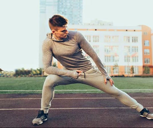 Esneme hareketleri, fitness dünyasında uzun yıllardır antrenmanların tamamlayıcı bir parçası olarak görülüyor. Günümüzde ise yalnızca spor öncesi birkaç dakikalık hazırlık hareketi olmaktan çıkıp performans, hareket kabiliyeti ve toparlanma süreçlerinin önemli bir unsuru haline geldi. Uzmanlar, düzenli esneme hareketleri yapan sporcuların kaslarını daha verimli kullandığını, sakatlık riskini azaltabildiğini ve antrenman kalitesini artırabildiğini belirtiyor. Konulu bir haber görseli.