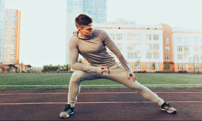 Esneme Hareketleri Fitness Performansını Destekliyor Esneme hareketleri, fitness dünyasında uzun yıllardır antrenmanların tamamlayıcı bir parçası olarak görülüyor. Günümüzde ise yalnızca spor öncesi birkaç dakikalık hazırlık hareketi olmaktan çıkıp performans, hareket kabiliyeti ve toparlanma süreçlerinin önemli bir unsuru haline geldi. Uzmanlar, düzenli esneme hareketleri yapan sporcuların kaslarını daha verimli kullandığını, sakatlık riskini azaltabildiğini ve antrenman kalitesini artırabildiğini belirtiyor. Konulu bir haber görseli.