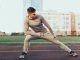 Esneme Hareketleri Fitness Performansını Destekliyor Esneme hareketleri, fitness dünyasında uzun yıllardır antrenmanların tamamlayıcı bir parçası olarak görülüyor. Günümüzde ise yalnızca spor öncesi birkaç dakikalık hazırlık hareketi olmaktan çıkıp performans, hareket kabiliyeti ve toparlanma süreçlerinin önemli bir unsuru haline geldi. Uzmanlar, düzenli esneme hareketleri yapan sporcuların kaslarını daha verimli kullandığını, sakatlık riskini azaltabildiğini ve antrenman kalitesini artırabildiğini belirtiyor. Konulu bir haber görseli.