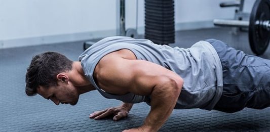 Evde Yapılabilecek Fitness Antrenmanları Son yıllarda spor salonuna gitmeden formunu korumak ve fiziksel gelişim sağlamak isteyen kişilerin sayısı artıyor. Zaman yönetimi, yoğun çalışma temposu ve ekonomik nedenler birçok kişiyi ev ortamında uygulanabilecek egzersizlere yönlendiriyor. Düzenli yapılan evde fitness antrenmanları, doğru planlama ile kas gelişimi, yağ yakımı ve genel kondisyon artışı konusunda etkili sonuçlar sağlayabiliyor. Konulu bir haber görseli.