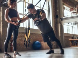 Fitness sektörü son yıllarda yalnızca spor salonlarıyla sınırlı kalan bir alan olmaktan çıkarak geniş bir hizmet ekosistemine dönüşmeye başladı. İnsanların sağlıklı yaşam, fiziksel görünüm ve kişisel gelişim konularına daha fazla önem vermesiyle birlikte fitness antrenörleri için yeni kariyer ve yatırım fırsatları ortaya çıkıyor. Geleneksel salon çalışmalarının yanında dijital platformlar, kişisel programlar ve özel danışmanlık hizmetleri, sektörde girişimcilik anlayışını güçlendiriyor. Konulu bir haber görseli.