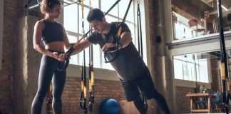 Fitness sektörü son yıllarda yalnızca spor salonlarıyla sınırlı kalan bir alan olmaktan çıkarak geniş bir hizmet ekosistemine dönüşmeye başladı. İnsanların sağlıklı yaşam, fiziksel görünüm ve kişisel gelişim konularına daha fazla önem vermesiyle birlikte fitness antrenörleri için yeni kariyer ve yatırım fırsatları ortaya çıkıyor. Geleneksel salon çalışmalarının yanında dijital platformlar, kişisel programlar ve özel danışmanlık hizmetleri, sektörde girişimcilik anlayışını güçlendiriyor. Konulu bir haber görseli.