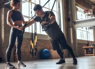 Fitness Antrenörleri İçin Girişimcilik Fırsatları Fitness sektörü son yıllarda yalnızca spor salonlarıyla sınırlı kalan bir alan olmaktan çıkarak geniş bir hizmet ekosistemine dönüşmeye başladı. İnsanların sağlıklı yaşam, fiziksel görünüm ve kişisel gelişim konularına daha fazla önem vermesiyle birlikte fitness antrenörleri için yeni kariyer ve yatırım fırsatları ortaya çıkıyor. Geleneksel salon çalışmalarının yanında dijital platformlar, kişisel programlar ve özel danışmanlık hizmetleri, sektörde girişimcilik anlayışını güçlendiriyor. Konulu bir haber görseli.