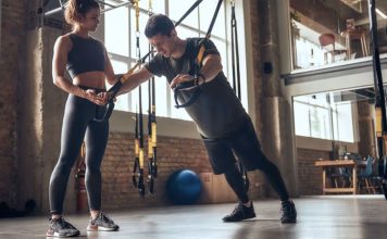 Fitness Antrenörleri İçin Girişimcilik Fırsatları Fitness sektörü son yıllarda yalnızca spor salonlarıyla sınırlı kalan bir alan olmaktan çıkarak geniş bir hizmet ekosistemine dönüşmeye başladı. İnsanların sağlıklı yaşam, fiziksel görünüm ve kişisel gelişim konularına daha fazla önem vermesiyle birlikte fitness antrenörleri için yeni kariyer ve yatırım fırsatları ortaya çıkıyor. Geleneksel salon çalışmalarının yanında dijital platformlar, kişisel programlar ve özel danışmanlık hizmetleri, sektörde girişimcilik anlayışını güçlendiriyor. Konulu bir haber görseli.