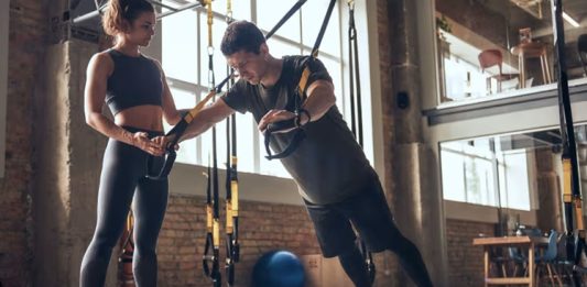 Fitness Antrenörleri İçin Girişimcilik Fırsatları Fitness sektörü son yıllarda yalnızca spor salonlarıyla sınırlı kalan bir alan olmaktan çıkarak geniş bir hizmet ekosistemine dönüşmeye başladı. İnsanların sağlıklı yaşam, fiziksel görünüm ve kişisel gelişim konularına daha fazla önem vermesiyle birlikte fitness antrenörleri için yeni kariyer ve yatırım fırsatları ortaya çıkıyor. Geleneksel salon çalışmalarının yanında dijital platformlar, kişisel programlar ve özel danışmanlık hizmetleri, sektörde girişimcilik anlayışını güçlendiriyor. Konulu bir haber görseli.