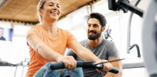 Fitness sektöründe değişen yaşam alışkanlıkları, yeni egzersiz yöntemleri ve gelişen spor teknolojileri, profesyonellerin kendilerini sürekli geliştirmesini zorunlu hale getiriyor. Günümüzde yalnızca temel antrenman bilgisine sahip olmak, başarılı bir kariyer için yeterli görülmüyor. Danışanların beklentilerinin artması, bilimsel yaklaşımların önem kazanması ve kişiye özel programlara olan ilginin yükselmesi, fitness antrenörleri için sürekli eğitimin değerini artırıyor. Konulu bir haber görseli.