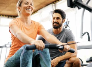 Fitness sektöründe değişen yaşam alışkanlıkları, yeni egzersiz yöntemleri ve gelişen spor teknolojileri, profesyonellerin kendilerini sürekli geliştirmesini zorunlu hale getiriyor. Günümüzde yalnızca temel antrenman bilgisine sahip olmak, başarılı bir kariyer için yeterli görülmüyor. Danışanların beklentilerinin artması, bilimsel yaklaşımların önem kazanması ve kişiye özel programlara olan ilginin yükselmesi, fitness antrenörleri için sürekli eğitimin değerini artırıyor. Konulu bir haber görseli.