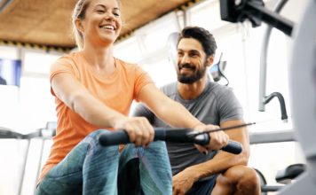 Fitness Antrenörleri İçin Sürekli Eğitimin Önemi Fitness sektöründe değişen yaşam alışkanlıkları, yeni egzersiz yöntemleri ve gelişen spor teknolojileri, profesyonellerin kendilerini sürekli geliştirmesini zorunlu hale getiriyor. Günümüzde yalnızca temel antrenman bilgisine sahip olmak, başarılı bir kariyer için yeterli görülmüyor. Danışanların beklentilerinin artması, bilimsel yaklaşımların önem kazanması ve kişiye özel programlara olan ilginin yükselmesi, fitness antrenörleri için sürekli eğitimin değerini artırıyor. Konulu bir haber görseli.