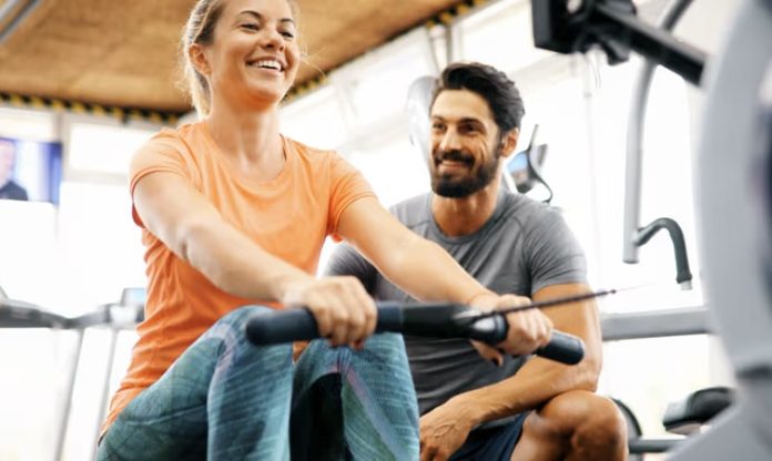 Fitness sektöründe değişen yaşam alışkanlıkları, yeni egzersiz yöntemleri ve gelişen spor teknolojileri, profesyonellerin kendilerini sürekli geliştirmesini zorunlu hale getiriyor. Günümüzde yalnızca temel antrenman bilgisine sahip olmak, başarılı bir kariyer için yeterli görülmüyor. Danışanların beklentilerinin artması, bilimsel yaklaşımların önem kazanması ve kişiye özel programlara olan ilginin yükselmesi, fitness antrenörleri için sürekli eğitimin değerini artırıyor. Konulu bir haber görseli.