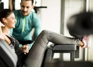 Fitness sektöründe profesyonel hizmet kalitesinin yükselmesiyle birlikte etik kuralların önemi de giderek artıyor. İnsanların fiziksel gelişim hedeflerine ulaşmalarında önemli bir rol üstlenen fitness antrenörleri, yalnızca egzersiz programı hazırlayan kişiler değil, aynı zamanda danışanlarının sağlıklı ve güvenli bir süreç geçirmesini sağlayan rehberler olarak değerlendiriliyor. Konulu bir haber görseli.