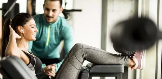 Fitness sektöründe profesyonel hizmet kalitesinin yükselmesiyle birlikte etik kuralların önemi de giderek artıyor. İnsanların fiziksel gelişim hedeflerine ulaşmalarında önemli bir rol üstlenen fitness antrenörleri, yalnızca egzersiz programı hazırlayan kişiler değil, aynı zamanda danışanlarının sağlıklı ve güvenli bir süreç geçirmesini sağlayan rehberler olarak değerlendiriliyor. Konulu bir haber görseli.