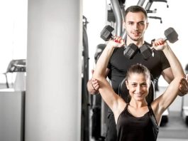 Fitness Antrenörlüğünde Kariyer Basamakları Fitness sektörünün büyümesiyle birlikte fitness antrenörlüğü günümüzde daha fazla ilgi gören meslek alanlarından biri haline geliyor. Sağlıklı yaşam bilincinin artması, spor salonlarının yaygınlaşması ve kişisel gelişime verilen önemin yükselmesi, bu alanda uzmanlaşmak isteyen kişilere yeni fırsatlar sunuyor. Ancak başarılı bir kariyer oluşturmak için yalnızca spor bilgisine sahip olmak yeterli olmuyor. Eğitim, deneyim, iletişim becerileri ve sürekli gelişim süreci, fitness antrenörü olarak ilerlemenin temel unsurları arasında yer alıyor. Konulu bir haber görseli.