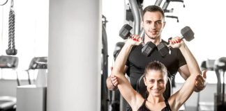 Fitness sektörünün büyümesiyle birlikte fitness antrenörlüğü günümüzde daha fazla ilgi gören meslek alanlarından biri haline geliyor. Sağlıklı yaşam bilincinin artması, spor salonlarının yaygınlaşması ve kişisel gelişime verilen önemin yükselmesi, bu alanda uzmanlaşmak isteyen kişilere yeni fırsatlar sunuyor. Ancak başarılı bir kariyer oluşturmak için yalnızca spor bilgisine sahip olmak yeterli olmuyor. Eğitim, deneyim, iletişim becerileri ve sürekli gelişim süreci, fitness antrenörü olarak ilerlemenin temel unsurları arasında yer alıyor. Konulu bir haber görseli.