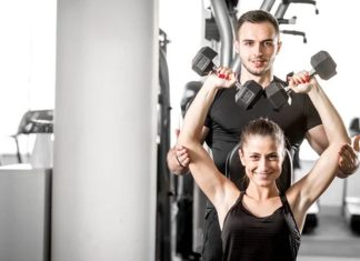Fitness Antrenörlüğünde Kariyer Basamakları Fitness sektörünün büyümesiyle birlikte fitness antrenörlüğü günümüzde daha fazla ilgi gören meslek alanlarından biri haline geliyor. Sağlıklı yaşam bilincinin artması, spor salonlarının yaygınlaşması ve kişisel gelişime verilen önemin yükselmesi, bu alanda uzmanlaşmak isteyen kişilere yeni fırsatlar sunuyor. Ancak başarılı bir kariyer oluşturmak için yalnızca spor bilgisine sahip olmak yeterli olmuyor. Eğitim, deneyim, iletişim becerileri ve sürekli gelişim süreci, fitness antrenörü olarak ilerlemenin temel unsurları arasında yer alıyor. Konulu bir haber görseli.
