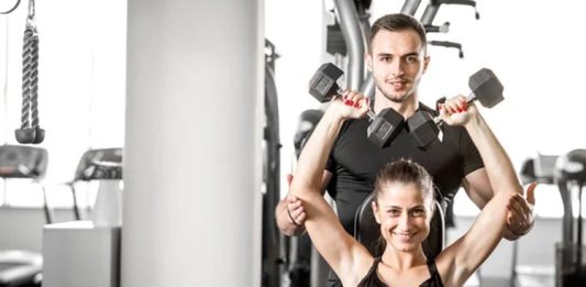 Fitness Antrenörlüğünde Kariyer Basamakları Fitness sektörünün büyümesiyle birlikte fitness antrenörlüğü günümüzde daha fazla ilgi gören meslek alanlarından biri haline geliyor. Sağlıklı yaşam bilincinin artması, spor salonlarının yaygınlaşması ve kişisel gelişime verilen önemin yükselmesi, bu alanda uzmanlaşmak isteyen kişilere yeni fırsatlar sunuyor. Ancak başarılı bir kariyer oluşturmak için yalnızca spor bilgisine sahip olmak yeterli olmuyor. Eğitim, deneyim, iletişim becerileri ve sürekli gelişim süreci, fitness antrenörü olarak ilerlemenin temel unsurları arasında yer alıyor. Konulu bir haber görseli.