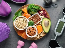 Fitness Beslenmesinde Öğün Zamanlaması Nasıl Olmalı? Fitness dünyasında başarılı sonuçlara ulaşmak yalnızca düzenli antrenman yapmakla sınırlı değildir. Kas gelişimi, yağ yakımı ve performans artışı için doğru beslenme stratejileri de büyük önem taşır. Bu noktada fitness beslenmesi içerisinde sıkça tartışılan konulardan biri de öğün zamanlaması olarak öne çıkıyor. Gün içerisinde tüketilen besinlerin hangi saatlerde alındığı, antrenman performansını ve toparlanma sürecini doğrudan etkileyebiliyor. Konulu bir haber görseli.