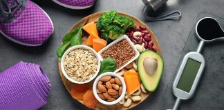 Fitness Beslenmesinde Öğün Zamanlaması Nasıl Olmalı? Fitness dünyasında başarılı sonuçlara ulaşmak yalnızca düzenli antrenman yapmakla sınırlı değildir. Kas gelişimi, yağ yakımı ve performans artışı için doğru beslenme stratejileri de büyük önem taşır. Bu noktada fitness beslenmesi içerisinde sıkça tartışılan konulardan biri de öğün zamanlaması olarak öne çıkıyor. Gün içerisinde tüketilen besinlerin hangi saatlerde alındığı, antrenman performansını ve toparlanma sürecini doğrudan etkileyebiliyor. Konulu bir haber görseli.