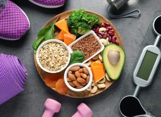 Fitness dünyasında başarılı sonuçlara ulaşmak yalnızca düzenli antrenman yapmakla sınırlı değildir. Kas gelişimi, yağ yakımı ve performans artışı için doğru beslenme stratejileri de büyük önem taşır. Bu noktada fitness beslenmesi içerisinde sıkça tartışılan konulardan biri de öğün zamanlaması olarak öne çıkıyor. Gün içerisinde tüketilen besinlerin hangi saatlerde alındığı, antrenman performansını ve toparlanma sürecini doğrudan etkileyebiliyor. Konulu bir haber görseli.