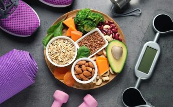 Fitness dünyasında başarılı sonuçlara ulaşmak yalnızca düzenli antrenman yapmakla sınırlı değildir. Kas gelişimi, yağ yakımı ve performans artışı için doğru beslenme stratejileri de büyük önem taşır. Bu noktada fitness beslenmesi içerisinde sıkça tartışılan konulardan biri de öğün zamanlaması olarak öne çıkıyor. Gün içerisinde tüketilen besinlerin hangi saatlerde alındığı, antrenman performansını ve toparlanma sürecini doğrudan etkileyebiliyor. Konulu bir haber görseli.