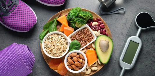 Fitness Beslenmesinde Öğün Zamanlaması Nasıl Olmalı? Fitness dünyasında başarılı sonuçlara ulaşmak yalnızca düzenli antrenman yapmakla sınırlı değildir. Kas gelişimi, yağ yakımı ve performans artışı için doğru beslenme stratejileri de büyük önem taşır. Bu noktada fitness beslenmesi içerisinde sıkça tartışılan konulardan biri de öğün zamanlaması olarak öne çıkıyor. Gün içerisinde tüketilen besinlerin hangi saatlerde alındığı, antrenman performansını ve toparlanma sürecini doğrudan etkileyebiliyor. Konulu bir haber görseli.