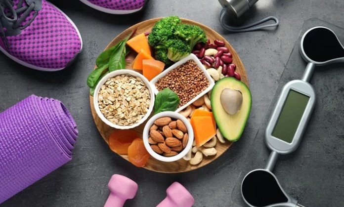 Fitness Beslenmesinde Öğün Zamanlaması Nasıl Olmalı Fitness dünyasında başarılı sonuçlara ulaşmak yalnızca düzenli antrenman yapmakla sınırlı değildir. Kas gelişimi, yağ yakımı ve performans artışı için doğru beslenme stratejileri de büyük önem taşır. Bu noktada fitness beslenmesi içerisinde sıkça tartışılan konulardan biri de öğün zamanlaması olarak öne çıkıyor. Gün içerisinde tüketilen besinlerin hangi saatlerde alındığı, antrenman performansını ve toparlanma sürecini doğrudan etkileyebiliyor. Konulu bir haber görseli.