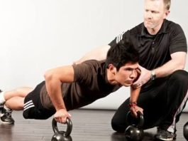 Fitness Eğitmenlerinin Mesleki Gelişiminde Yeni Yaklaşımlar Fitness sektöründe yaşanan hızlı değişimler, fitness eğitmenleri için sürekli gelişimi zorunlu hale getiriyor. Günümüzde spor biliminin ilerlemesi, teknolojik yenilikler ve danışan beklentilerinin değişmesiyle birlikte fitness eğitmenliği yalnızca egzersiz hareketlerini öğretmekten ibaret olmayan kapsamlı bir meslek alanına dönüşüyor. Profesyoneller, daha etkili hizmet sunabilmek için yeni eğitim modelleri, dijital araçlar ve bilimsel yaklaşımlardan yararlanıyor. Konulu bir haber görseli.