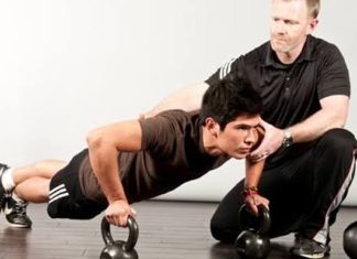 Fitness sektöründe yaşanan hızlı değişimler, fitness eğitmenleri için sürekli gelişimi zorunlu hale getiriyor. Günümüzde spor biliminin ilerlemesi, teknolojik yenilikler ve danışan beklentilerinin değişmesiyle birlikte fitness eğitmenliği yalnızca egzersiz hareketlerini öğretmekten ibaret olmayan kapsamlı bir meslek alanına dönüşüyor. Profesyoneller, daha etkili hizmet sunabilmek için yeni eğitim modelleri, dijital araçlar ve bilimsel yaklaşımlardan yararlanıyor. Konulu bir haber görseli.