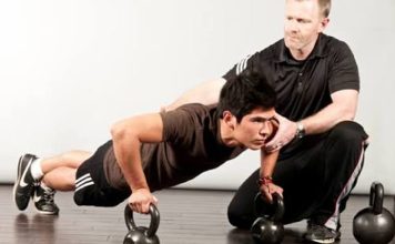 Fitness sektöründe yaşanan hızlı değişimler, fitness eğitmenleri için sürekli gelişimi zorunlu hale getiriyor. Günümüzde spor biliminin ilerlemesi, teknolojik yenilikler ve danışan beklentilerinin değişmesiyle birlikte fitness eğitmenliği yalnızca egzersiz hareketlerini öğretmekten ibaret olmayan kapsamlı bir meslek alanına dönüşüyor. Profesyoneller, daha etkili hizmet sunabilmek için yeni eğitim modelleri, dijital araçlar ve bilimsel yaklaşımlardan yararlanıyor. Konulu bir haber görseli.